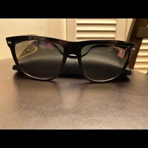 Un-scratched RayBan sun glasses